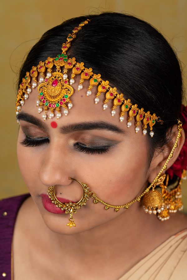 girl-wearing-maang-tikka-nose-ring-and-earring