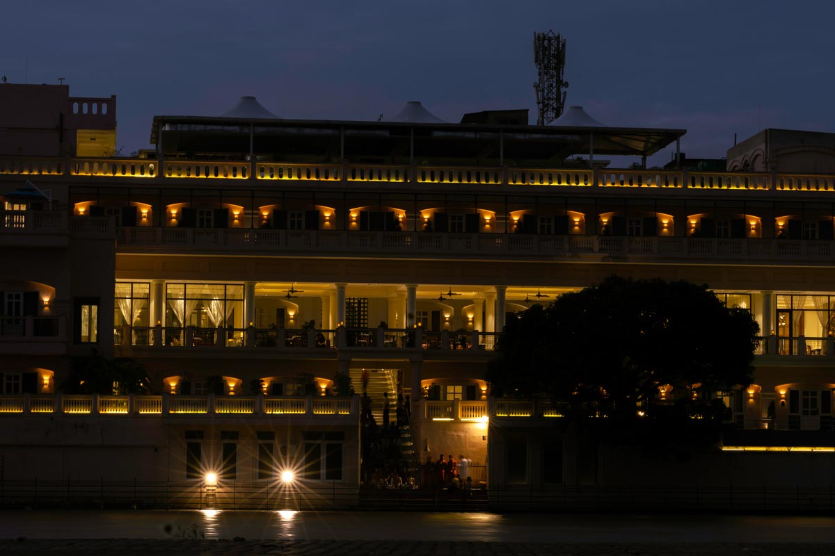 buidling at ganga ghat