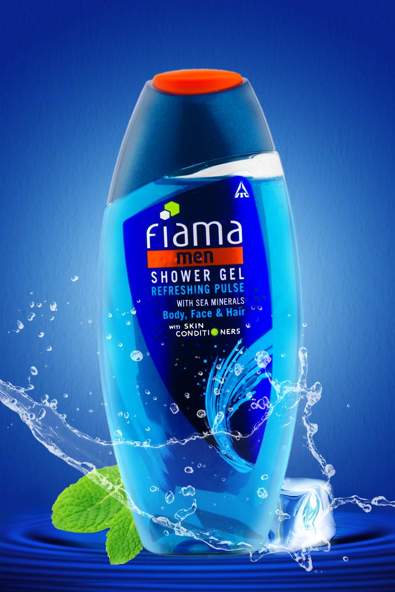 Fiama men shower gel refreshing pulse with water splash in blue background