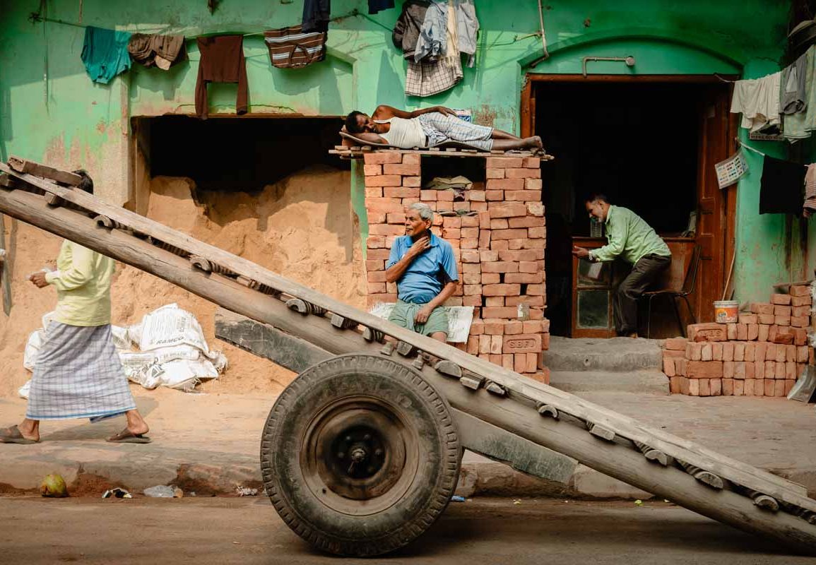 a busy scene in Kolkata street