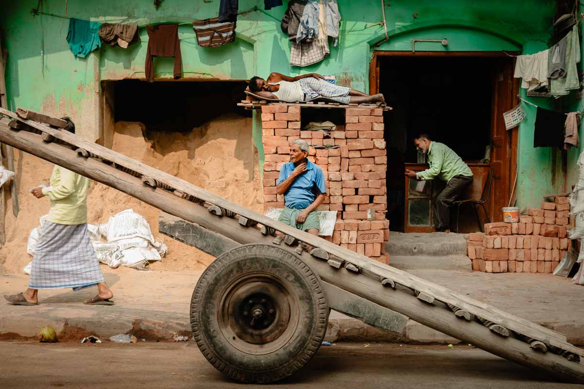 a busy scene in Kolkata street