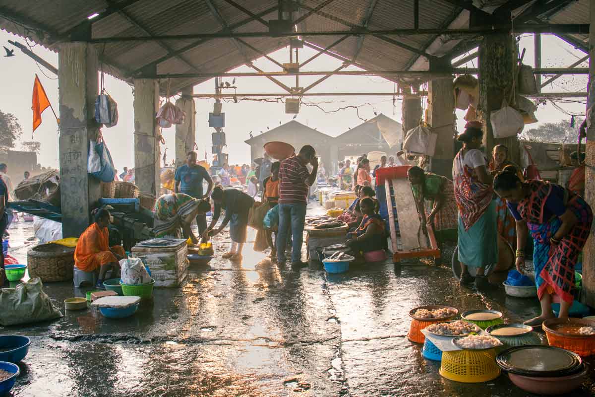 In the market, womenare selling fishes