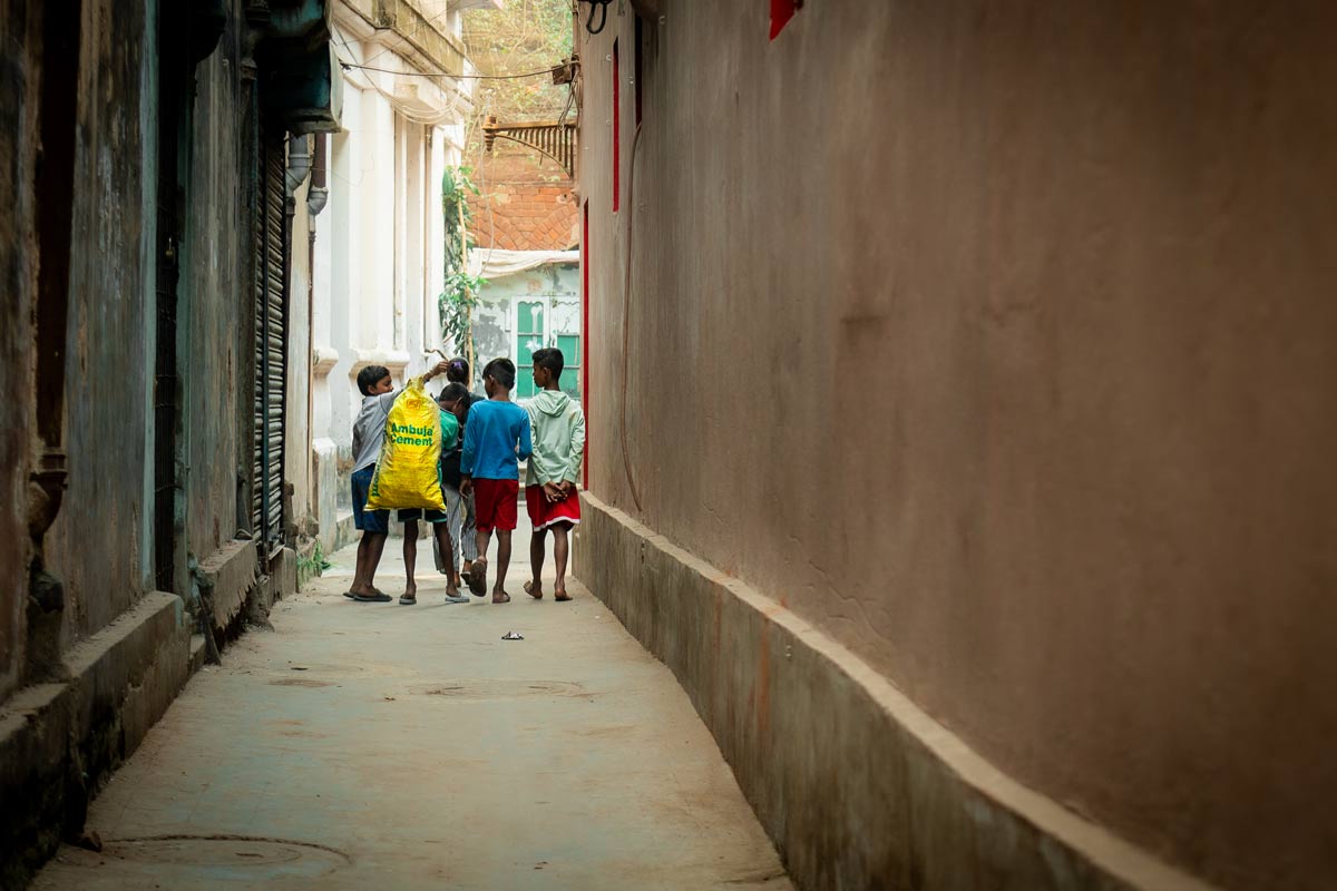 kids are walking through an alleyway