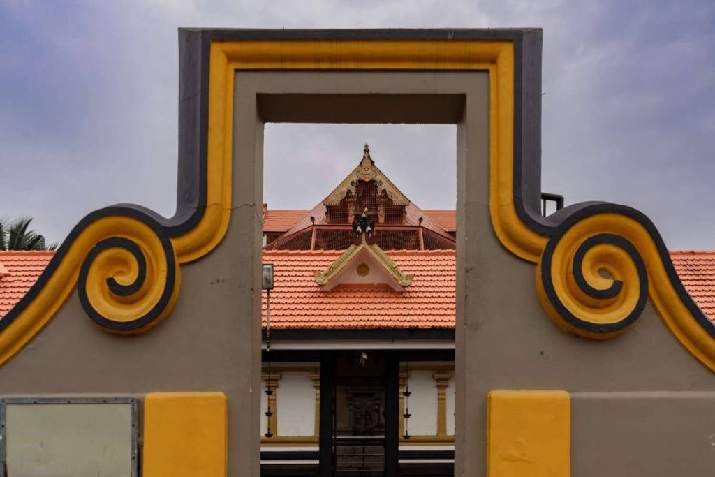 the entry gate of kumarkom temple.