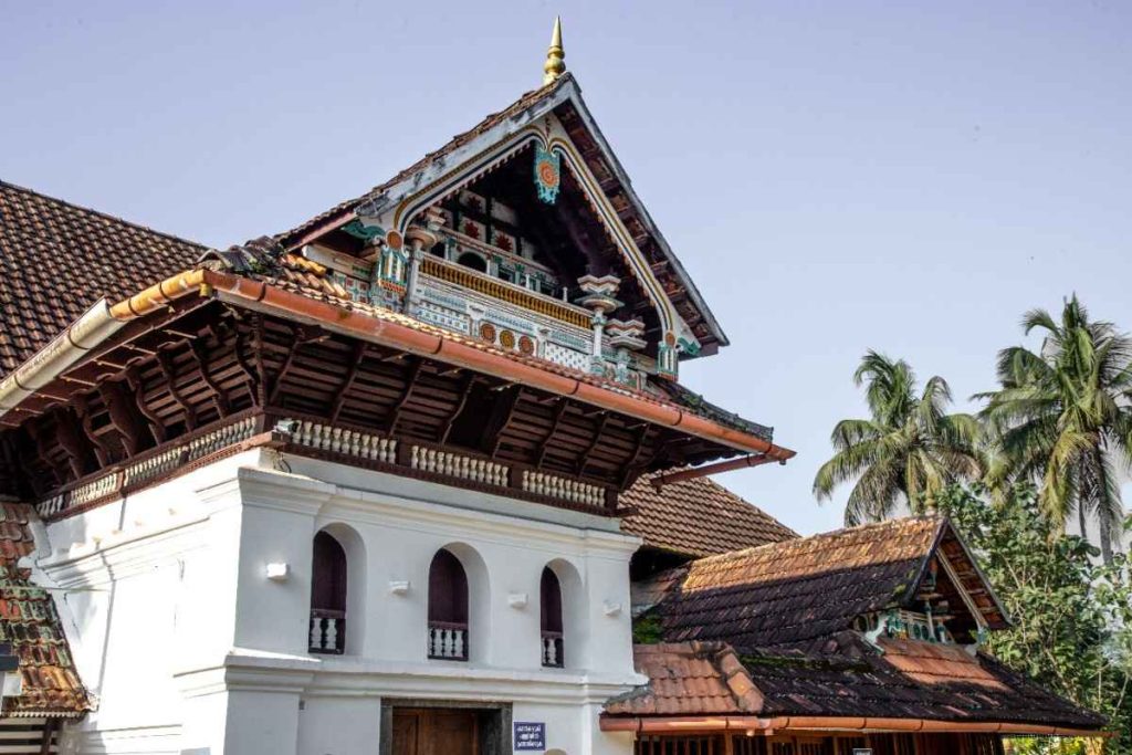 Charming and Cultural Front view of thazhathangadi juma masjid from a side angle