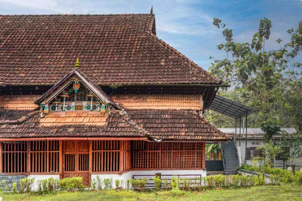 Gracful Thazhathangadi Juma Masjid's traditional front view.