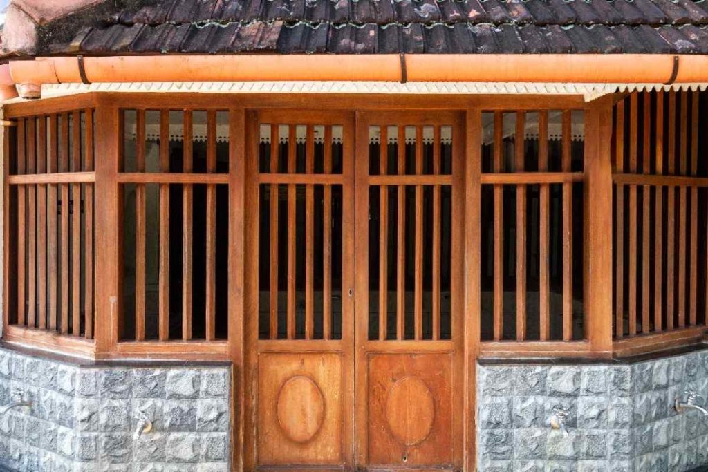 Retreating vintage front door of thazhathangadi Juma Masjid