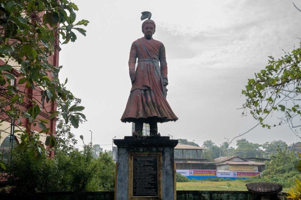 King statue of King Kesava Das standing on a pedestal.