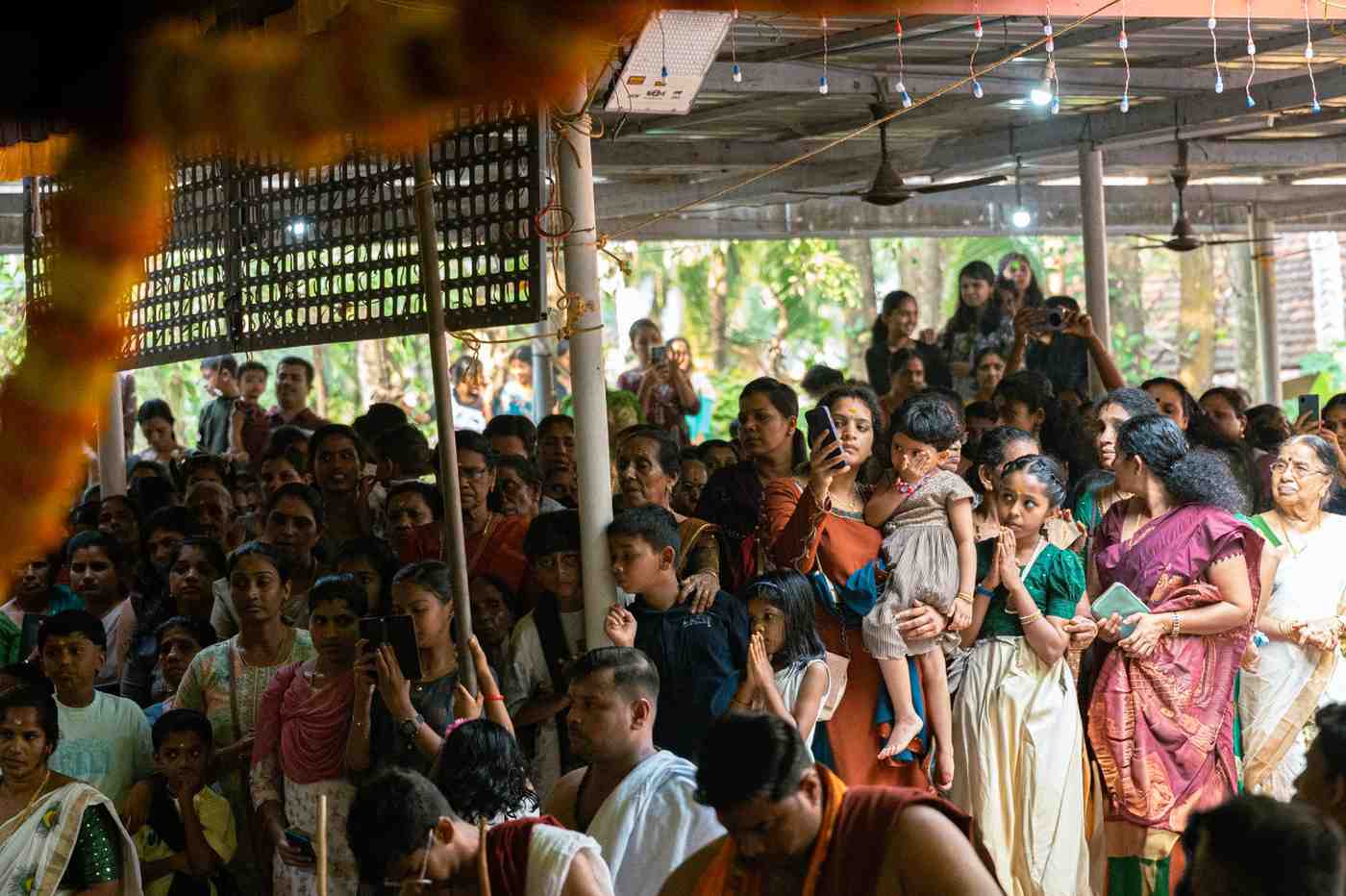 colective devotion devotees watching the ritual .