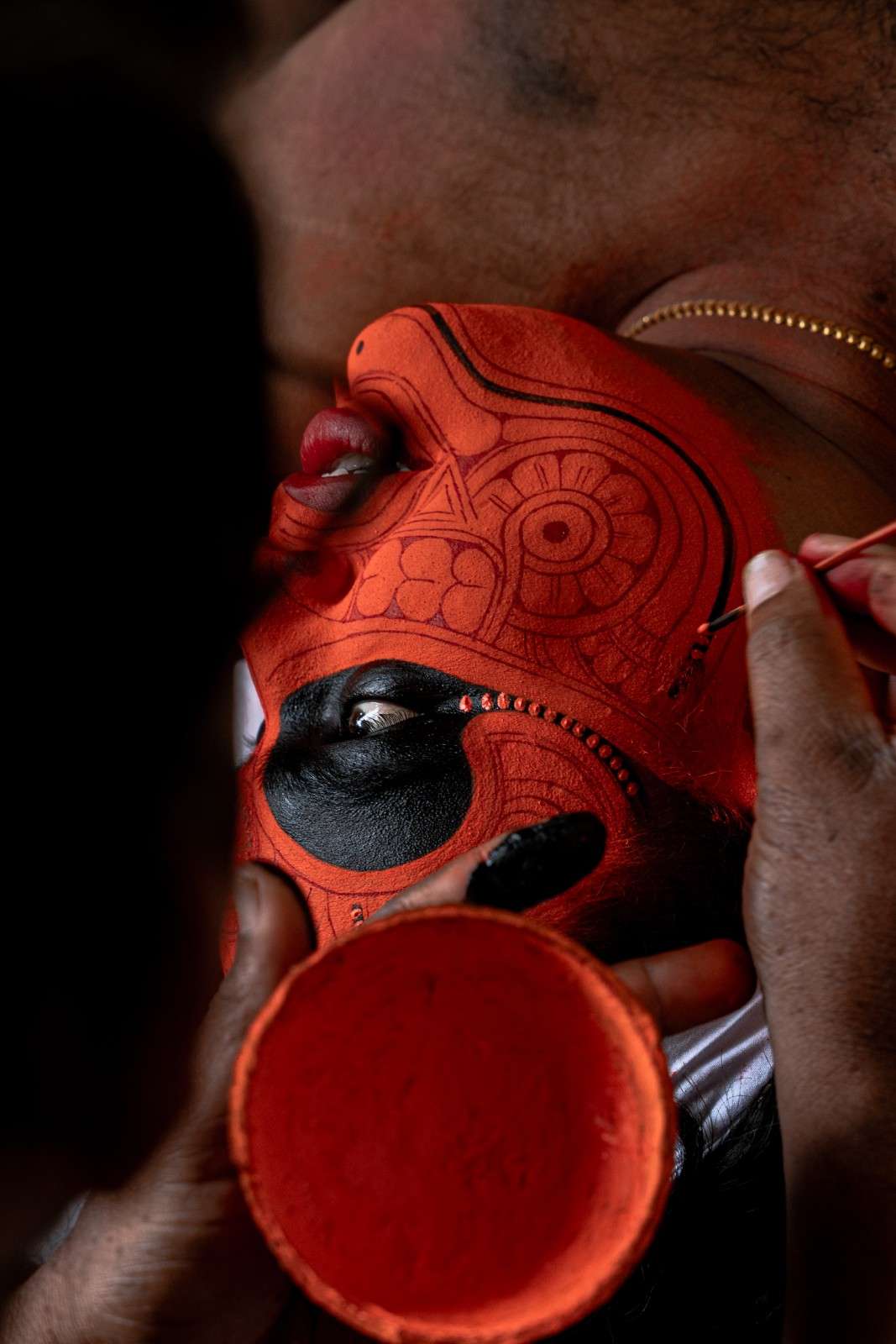 Face painting as a preparation for the ritual
