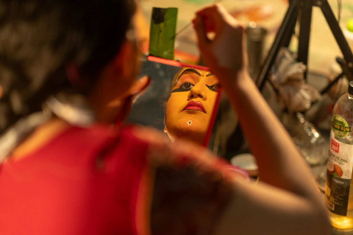 Performer adjusting makeup using a Mirror Focus.