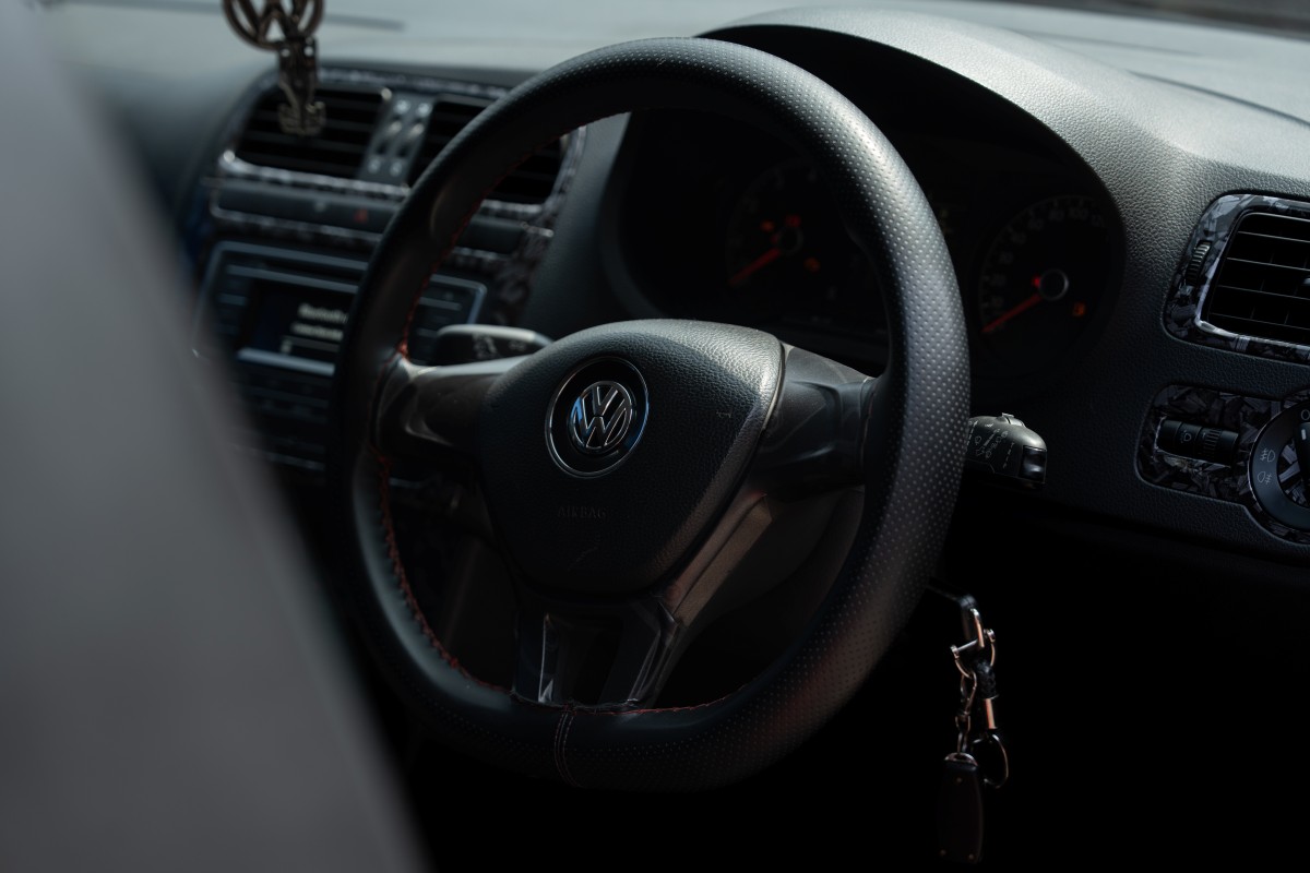 Sleek steering for ultimate control, Precision Grip.