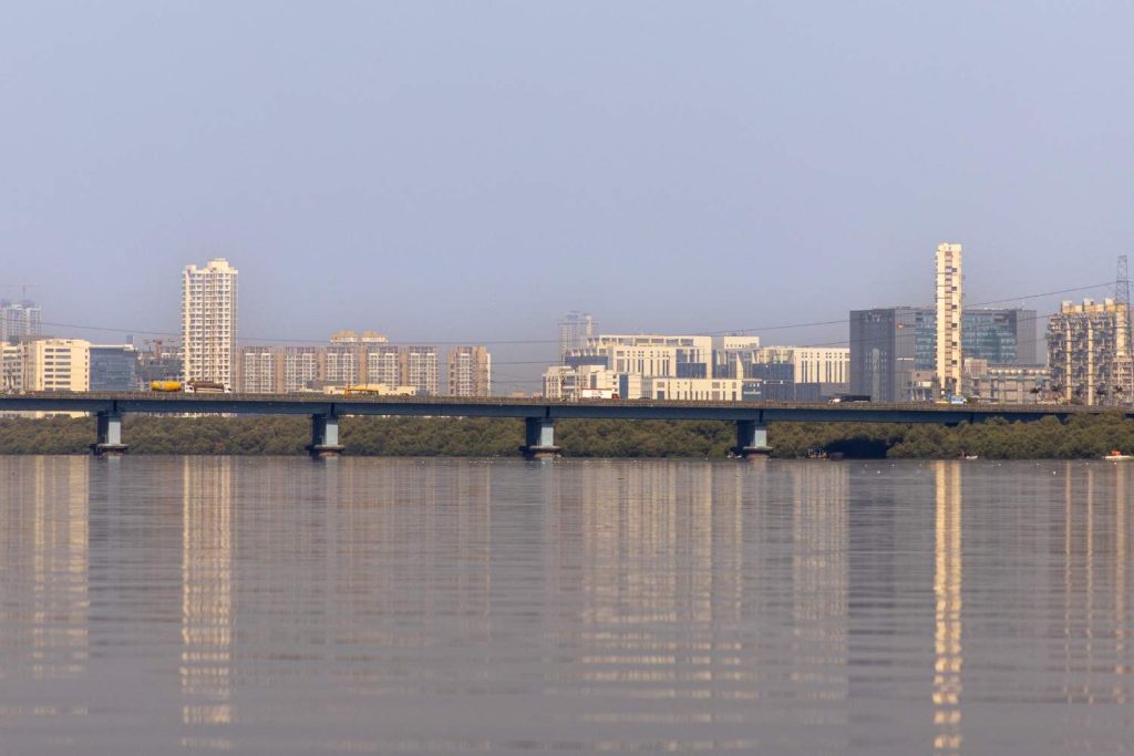 Skyline mirror in urban way